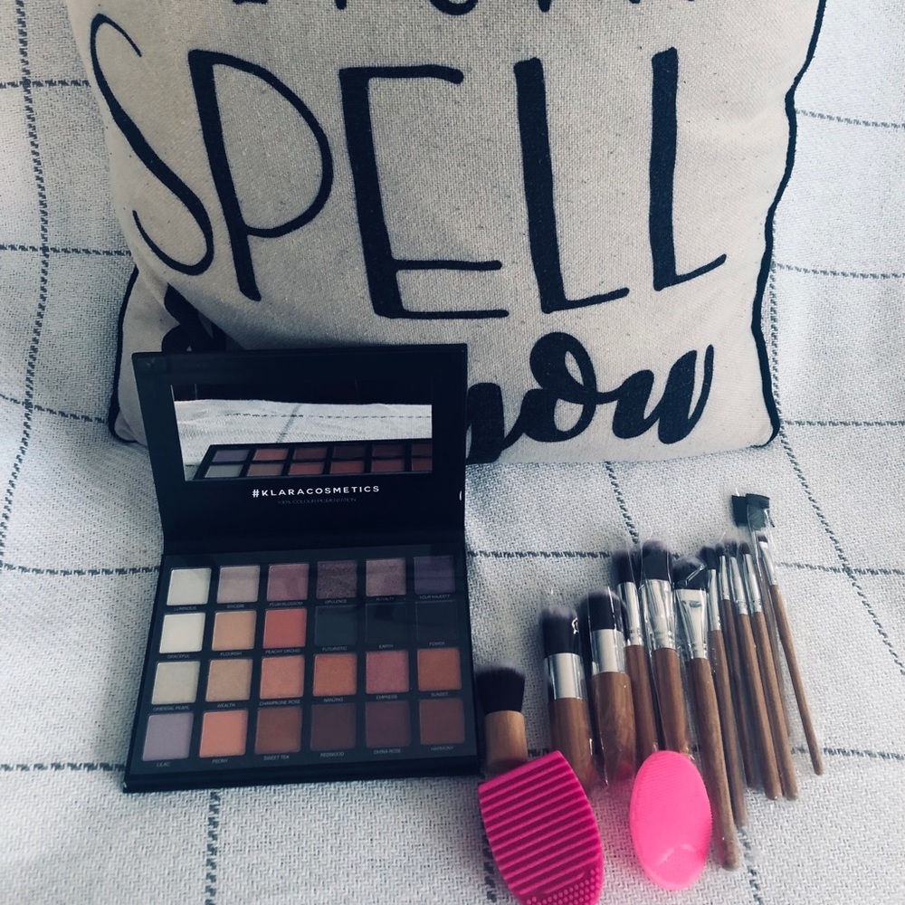KLARA Eyeshadow Palette and Brush Set